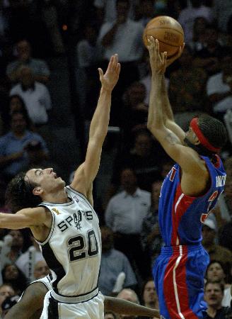 美国队员无奈因伤退出比赛，战绩斐然