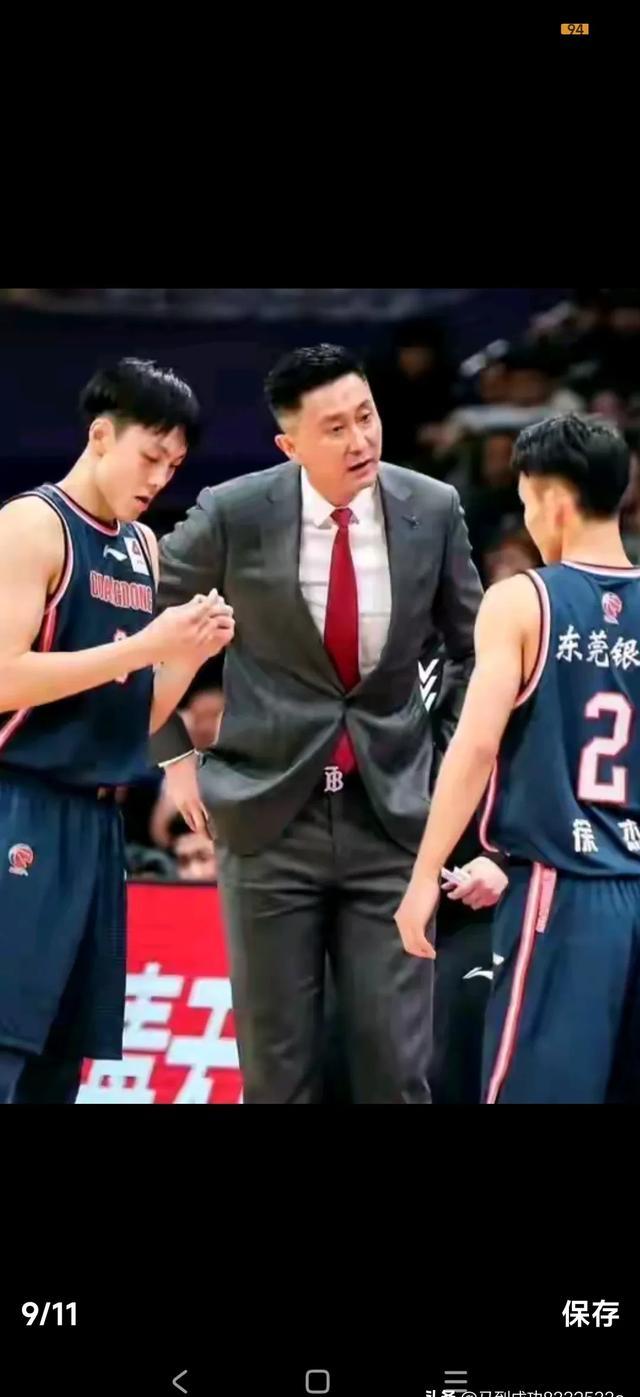 意外事件！球队比赛中场抢断后负伤离场，士气大振