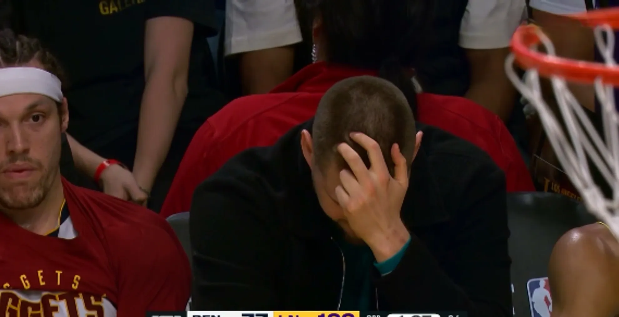 意外事件！球队比赛中场抢断后负伤离场，士气大振